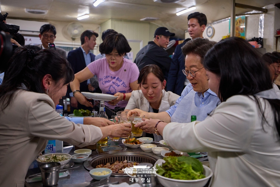 이재명 대통령이 11일 서울 종로구 한 식당에서 시민들과 '삼겹살 외식'을 하고 있다.