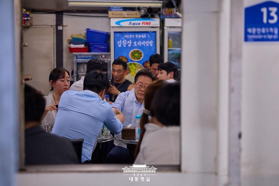 이재명 대통령이 11일 서울 종로구 한 식당에서 시민들과 '삼겹살 외식'을 하고 있다.