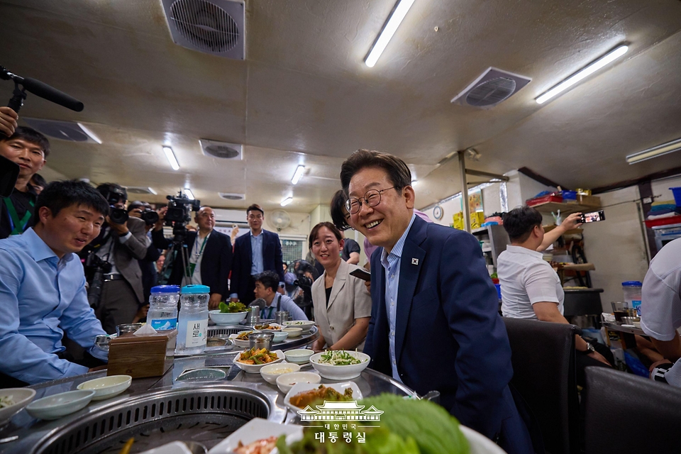 이재명 대통령이 11일 서울 종로구 한 식당에서 시민들과 '삼겹살 외식'을 하고 있다.