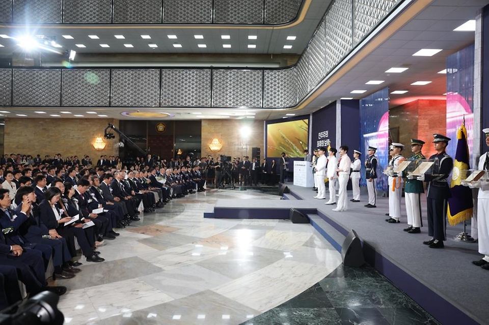 김민석 국무총리가 17일 여의도 국회의사당에서 열린 제77주년 제헌절 경축식에 참석하고 있다.