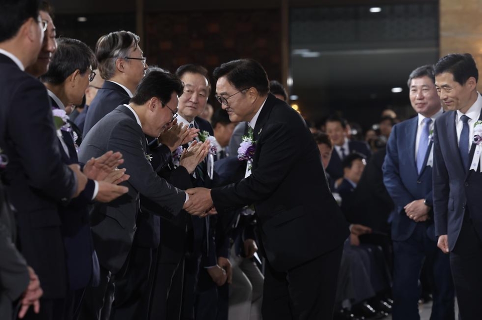 김민석 국무총리가 17일 여의도 국회의사당에서 열린 제77주년 제헌절 경축식에 참석하고 있다.