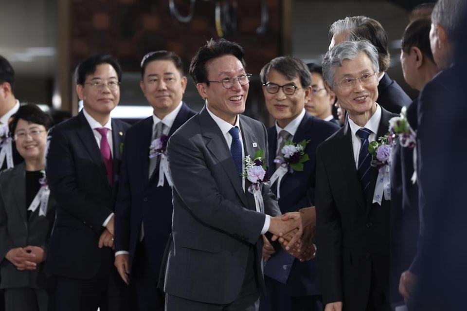 김민석 국무총리가 17일 여의도 국회의사당에서 열린 제77주년 제헌절 경축식에 참석하고 있다.