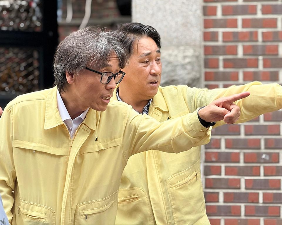금한승 환경부 차관이 17일 서울 관악구 신림동 소재 반지하 주택 밀집지역을 방문하여 빗물받이 관리실태를 점검하고 있다.