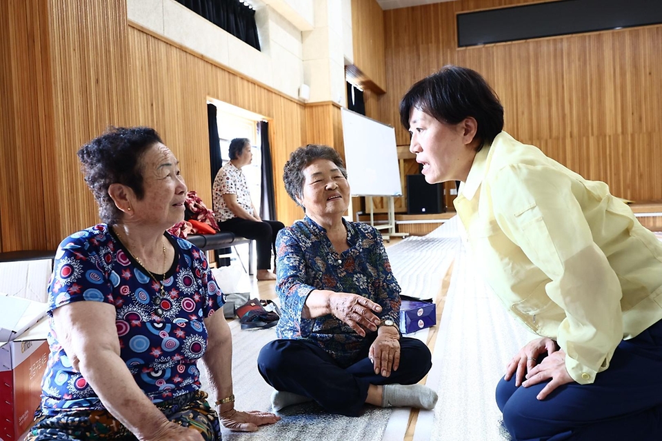 송미령 농림축산식품부 장관은 7월 20일(일) 오후 기록적인 집중호우로 산사태와 침수 피해를 입은 경남 산청군 산청읍과 신안면 현장을 방문하여 피해 현황을 살피고 응급복구 상황을 긴급 점검하였습니다.