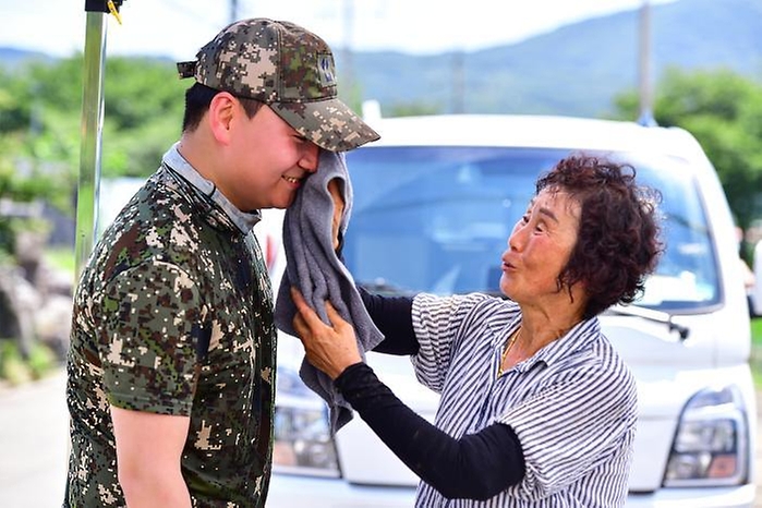 경남 하동군 수해 지역 마을 주민이 피해복구에 힘쓰는 공군3훈련비행단 장병의 땀을 닦아주고 있다. 
