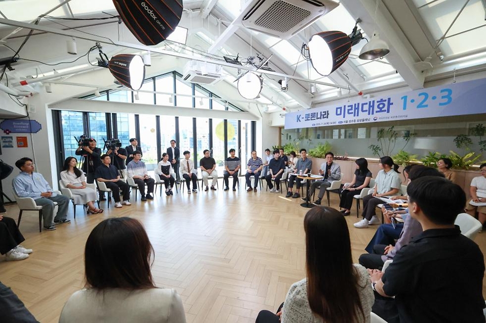 김민석 국무총리가 24일 서울 성동구 상상플래닛에서 열린 제1차 K-토론나라 '미래대화 1·2·3'에 참석해 모두 발언을 하고 있다.