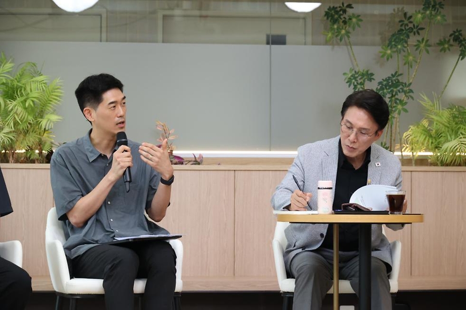 김민석 국무총리가 24일 성동구 상상플래닛에서 열린 '미래대화 1·2·3' 제1차 K-토론나라를 주재하고 있다.