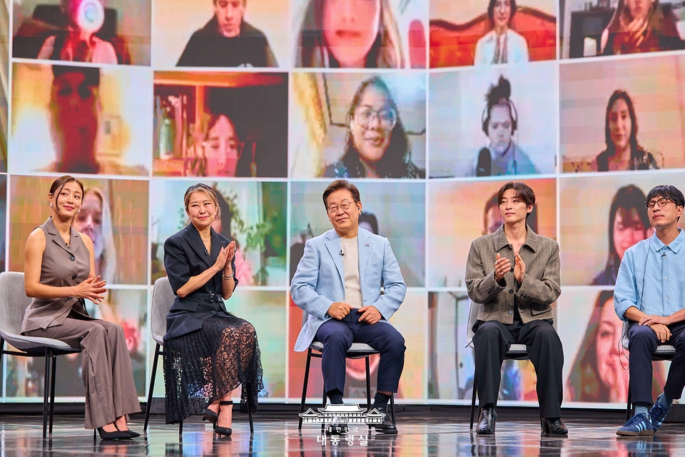 이재명 대통령이 20일 서울 서초구 아리랑국제방송에서 녹화방송 형태로 진행된 케이팝 더 넥스트 챕터(K-Pop:The Next Chapter)에서 출연진들과 K팝의 현재와 앞으로의 비전이라는 주제로 논의하고 있다.