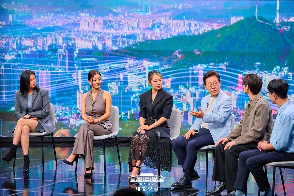 이재명 대통령이 20일 서울 서초구 아리랑국제방송에서 녹화방송 형태로 진행된 케이팝 더 넥스트 챕터(K-Pop:The Next Chapter)에서 출연진들과 K팝의 현재와 앞으로의 비전이라는 주제로 논의하고 있다.
