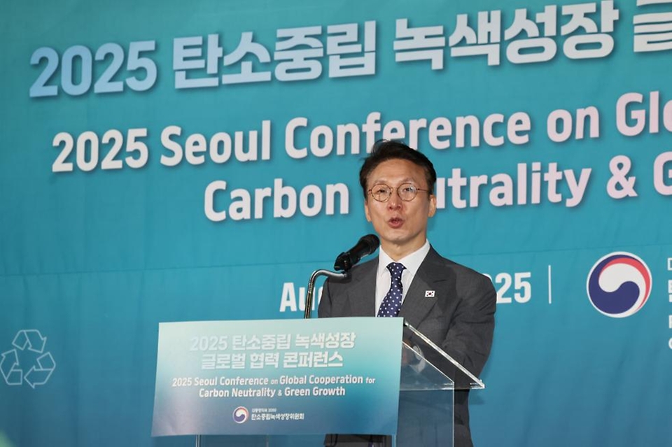 김민석 국무총리가 22일 종로구 포시즌스 호텔에서 열린 2025 탄소중립 녹색성장 글로벌 협력 콘퍼런스 개회식에 참석, 개회사를 하고 있다.