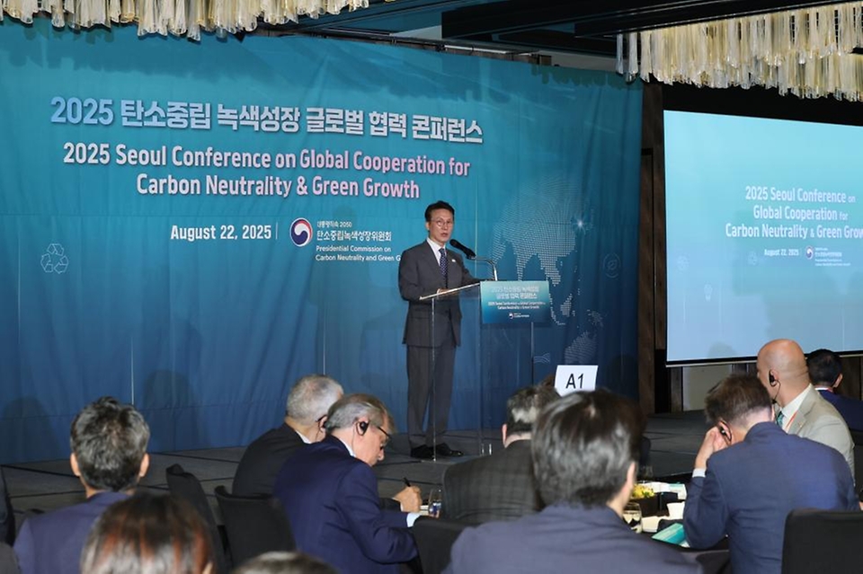 김민석 국무총리가 22일 종로구 포시즌스 호텔에서 열린 2025 탄소중립 녹색성장 글로벌 협력 콘퍼런스 개회식에 참석, 개회사를 하고 있다.