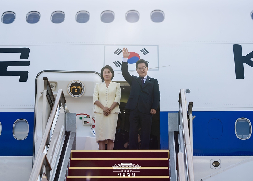이재명 대통령과 김혜경 여사가 일본·미국 방문을 위해 23일 성남 서울공항을 출발하며 공군 1호기에 올라 인사하고 있다.