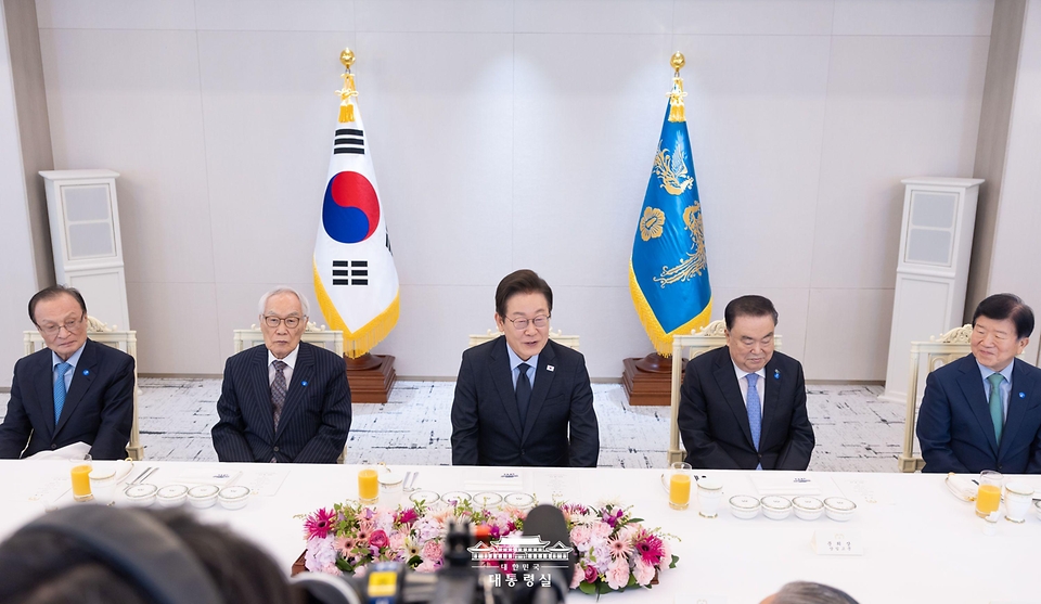이재명 대통령이 21일 서울 용산 대통령실 청사에서 열린 더불어민주당 상임고문단 오찬 간담회에서 발언하고 있다.
