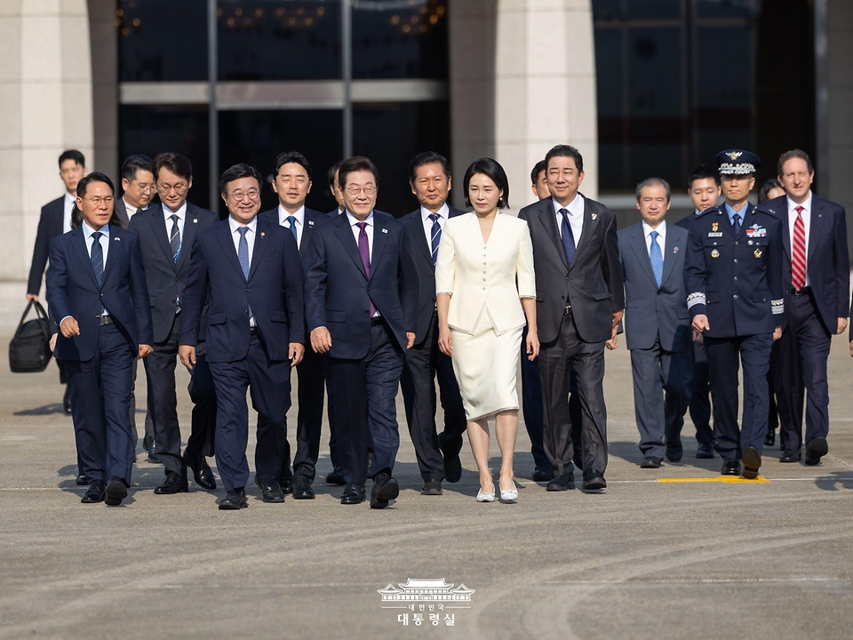 이재명 대통령과 김혜경 여사가 일본·미국 방문을 위해 23일 성남 서울공항에서 출국하고 있다.