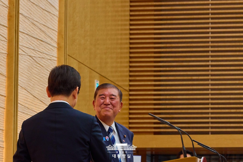 이재명 대통령이 23일 일본 도쿄 총리 관저에서 열린 한일 정상 공동 언론 발표에서 이시바 시게루 일본 총리와 악수하고 있다.