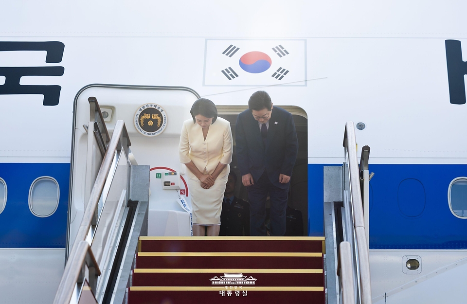 이재명 대통령과 김혜경 여사가 일본·미국 방문을 위해 23일 성남 서울공항을 출발하며 공군 1호기에 올라 인사하고 있다.