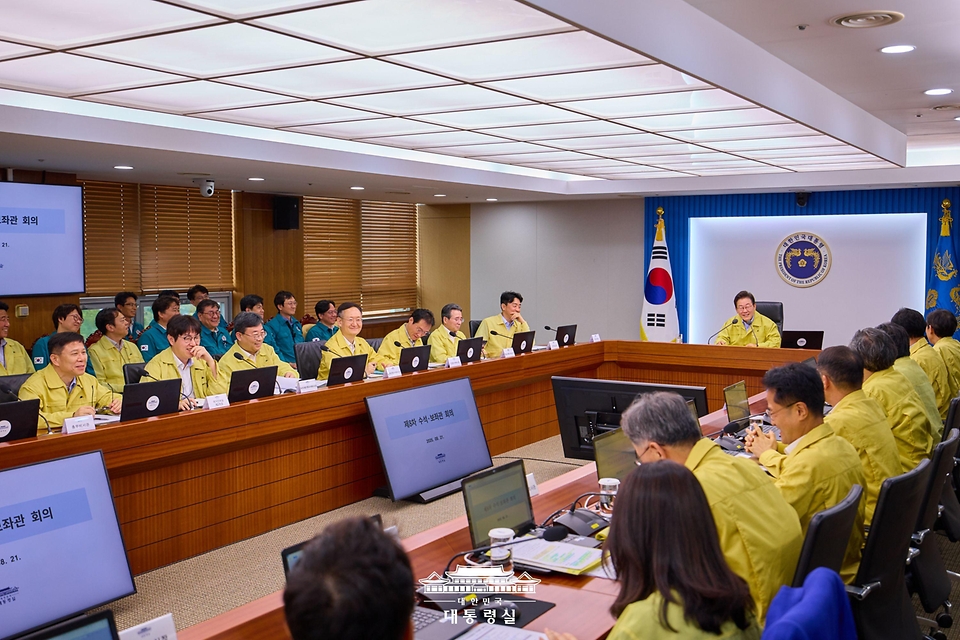 이재명 대통령이 21일 서울 용산 대통령실 청사에서 열린 8차 수석·보좌관 회의를 주재하고 있다.