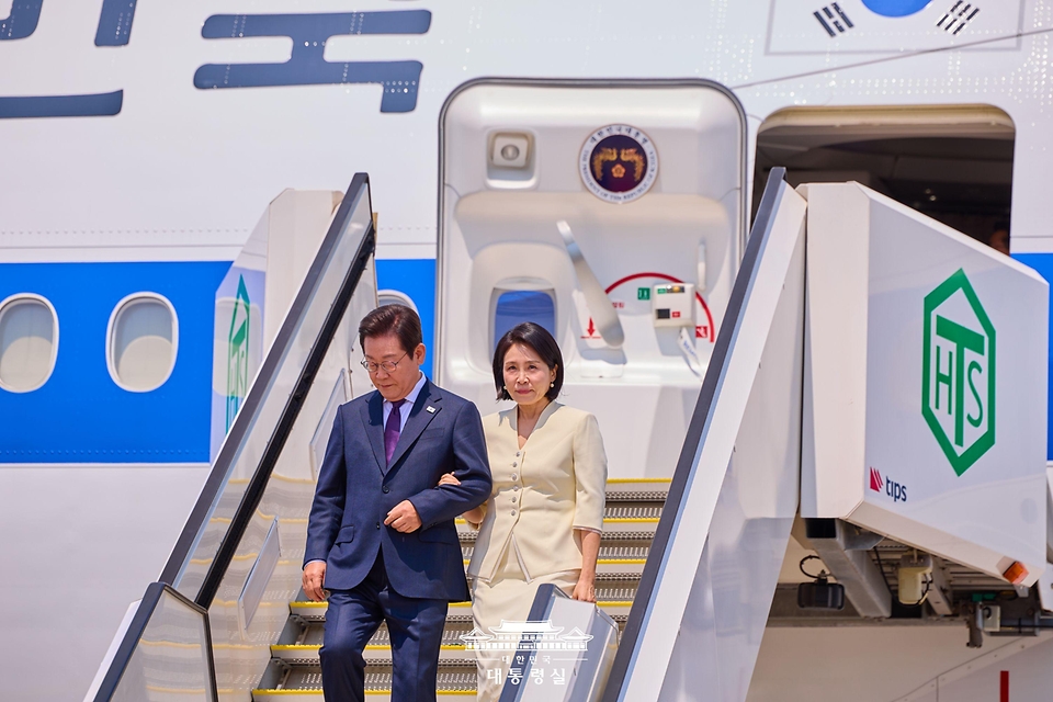 이재명 대통령과 김혜경 여사가 23일 이시바 시게루 총리와 정상회담을 하기 위해 일본 도쿄 하네다 국제공항에 도착해 공군 1호기에서 내리고 있다.