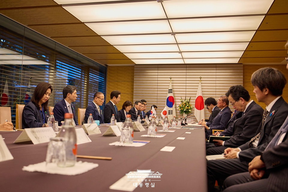 이재명 대통령과 이시바 시게루 일본 총리가 23일 일본 도쿄 총리 관저에서 열린 한일 확대정상회담을 하고 있다.