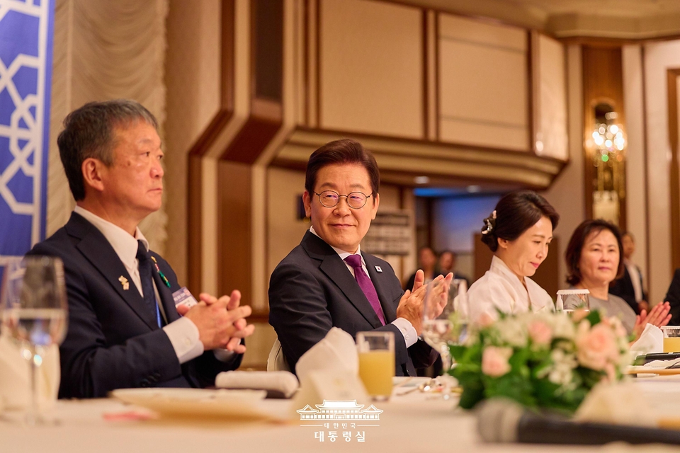 이재명 대통령이 23일 일본 도쿄의 한 호텔에서 열린 재일동포 오찬 간담회에 참석해 박수치고 있다.