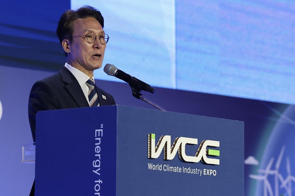 김민석 국무총리가 27일 부산 벡스코에서 열린 2025 기후산업국제박람회 개막식에 참석, 개회사를 하고 있다.