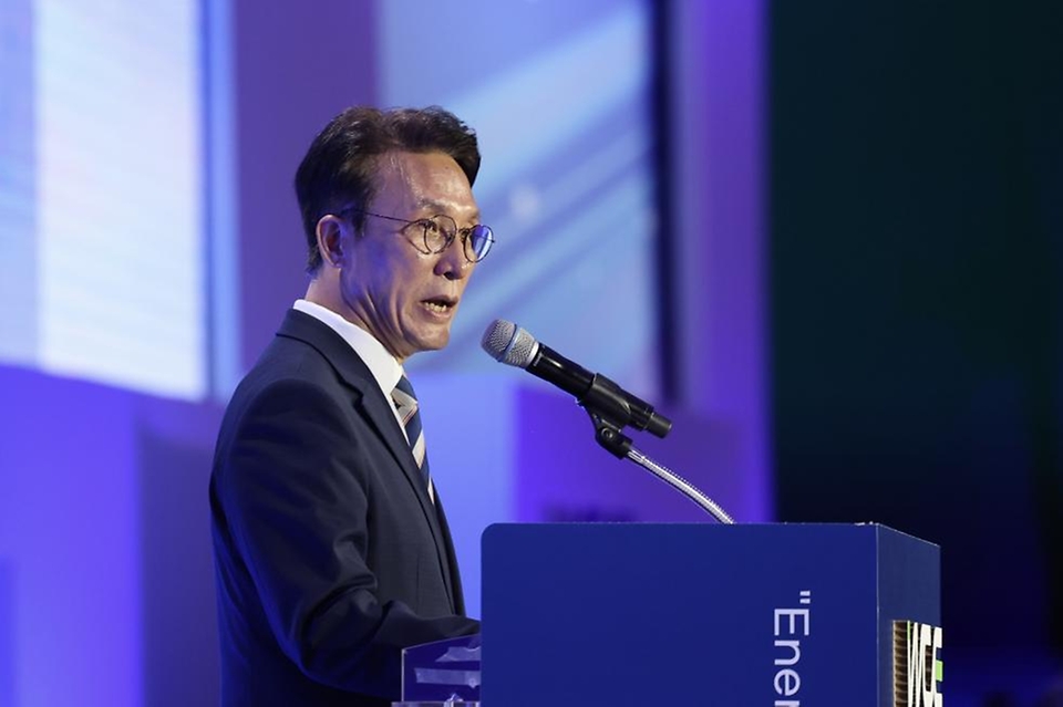 김민석 국무총리가 27일 부산 벡스코에서 열린 2025 기후산업국제박람회 개막식에 참석, 개회사를 하고 있다.