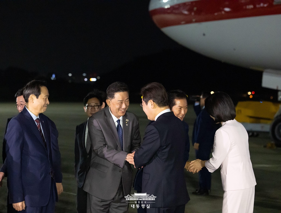 이재명 대통령과 김혜경 여사가 28일 일본·미국 순방 일정을 마치고 경기도 성남 서울공항에 도착해 더불어민주당 김병기 원내대표와 인사하고 있다.