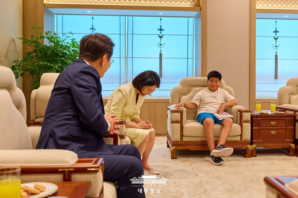 이재명 대통령과 김혜경 여사가 4일 서울 용산 대통령실 청사에서 열린 어린이 초청 행사에 참석한 어린이들과 대화하고 있다.