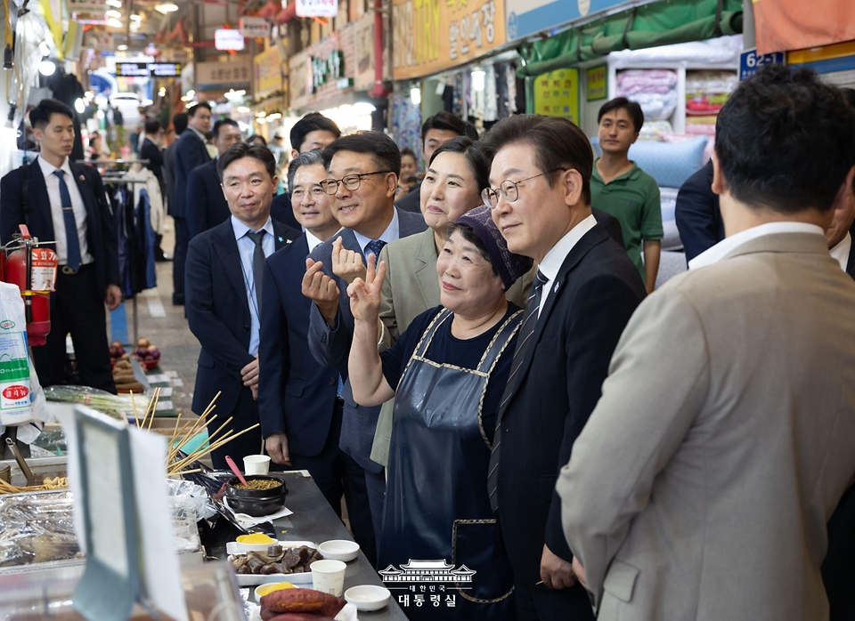 이재명 대통령이 5일 인천 용현시장을 방문해 상인들과 사진을 촬영하고 있다.
