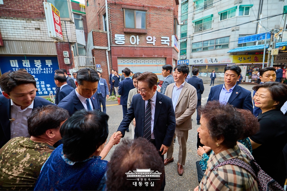 이재명 대통령이 5일 인천 용현시장을 방문해 상인들과 악수하고 있다.