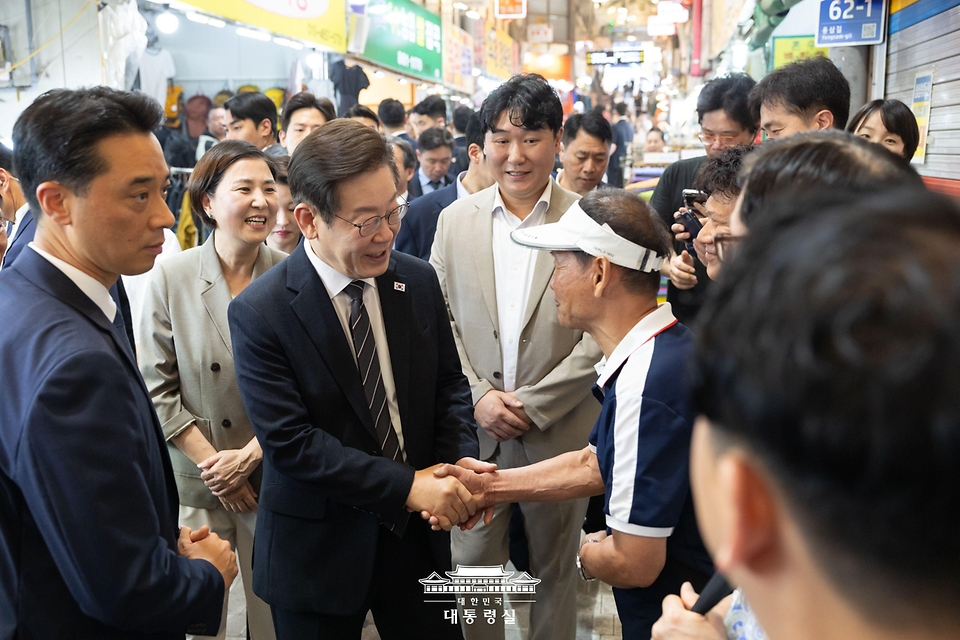 이재명 대통령이 5일 인천 용현시장을 방문해 상인들과 악수하고 있다.