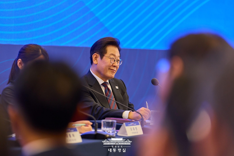 이재명 대통령이 10일 서울 마포구 프론트원에서 열린 국민성장펀드 보고대회에서 참석자들의 발언을 듣고 있다.