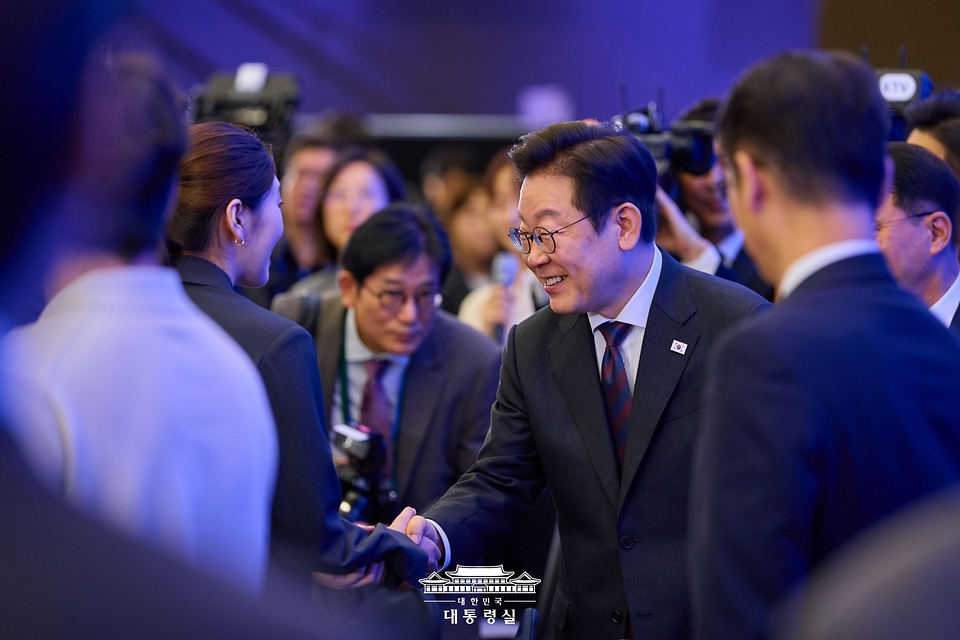이재명 대통령이 10일 서울 마포구 프론트원에서 열린 국민성장펀드 보고대회에 참석하며 인사를 나누고 있다.