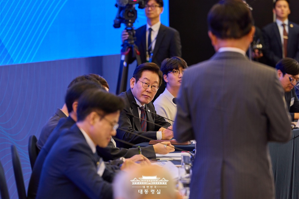 이재명 대통령이 10일 서울 마포구 프론트원에서 열린 국민성장펀드 보고대회에서 참석자들의 발언을 듣고 있다.