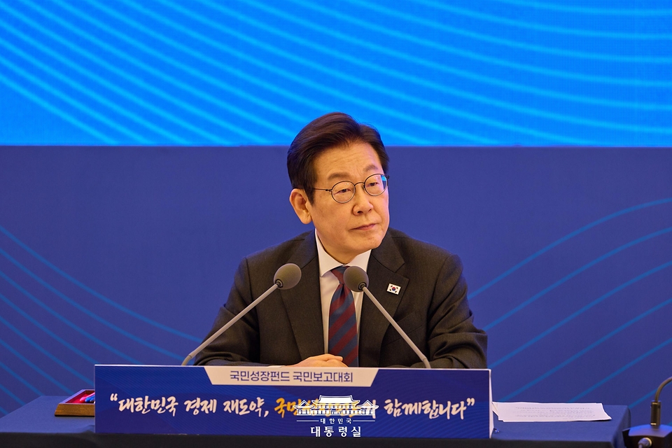 이재명 대통령이 10일 서울 마포구 프론트원에서 열린 국민성장펀드 보고대회에서 참석자들의 발언을 듣고 있다.