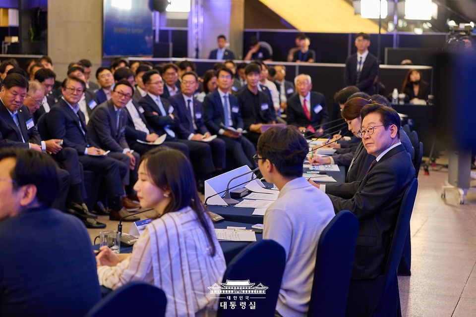 이재명 대통령이 10일 서울 마포구 프론트원에서 열린 국민성장펀드 보고대회에서 참석자들의 발언을 듣고 있다.
