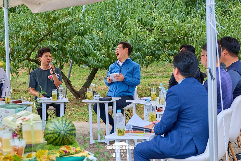 이재명 대통령이 16일 세종시 전동면 조일농원에서 열린 청년 농업인 간담회에서 발언을 하고 있다.