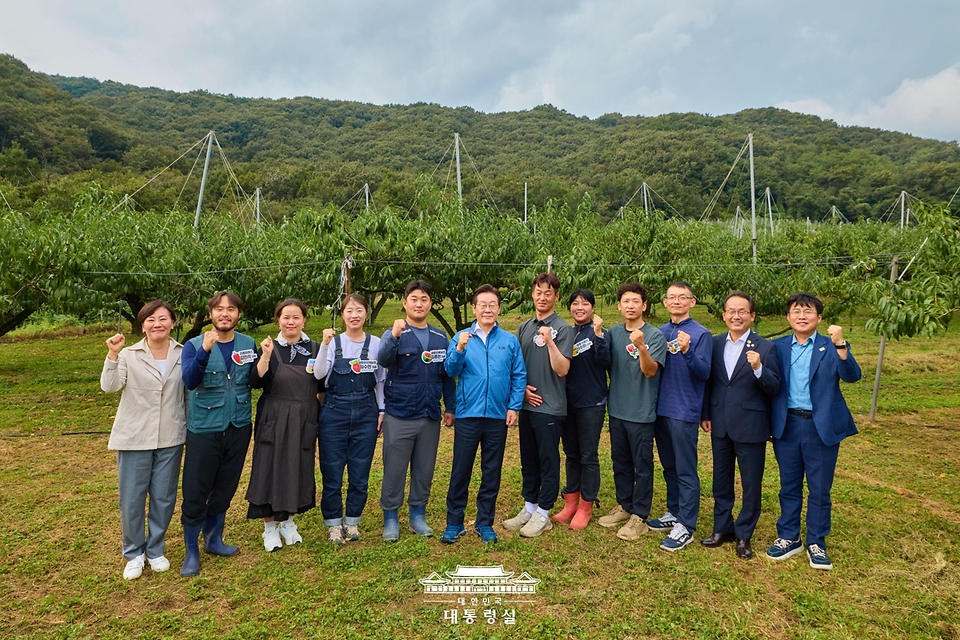 이재명 대통령이 16일 세종시 전동면 조일농원에서 열린 청년 농업인 간담회에서 농업인들과 기념 촬영을 하고 있다.