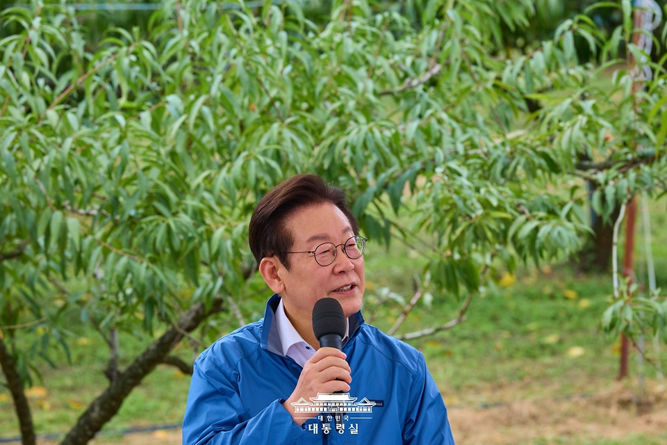 이재명 대통령이 16일 세종시 전동면 조일농원에서 열린 청년 농업인 간담회에서 발언을 하고 있다.