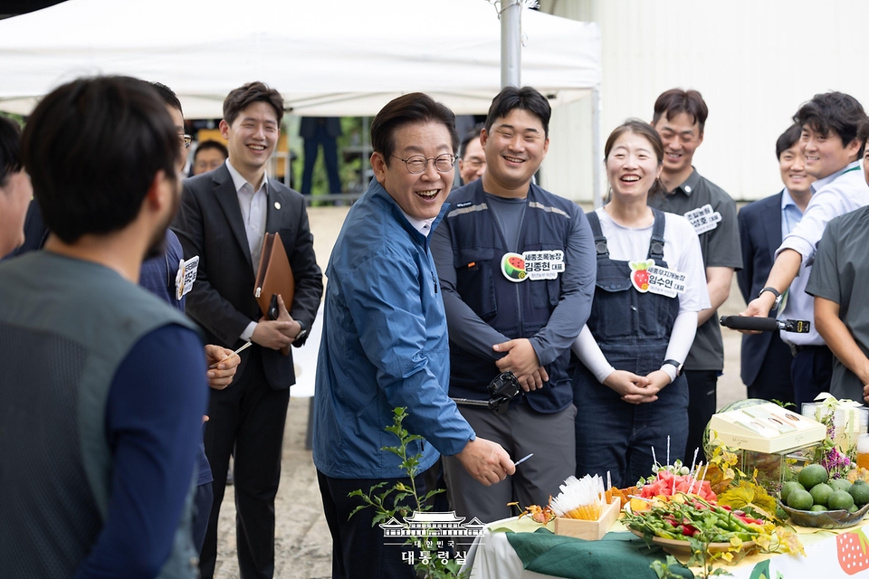 이재명 대통령이 16일 세종시 전동면 조일농원에서 열린 청년 농업인 간담회에서 복숭아를 맛보고 있다.