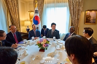 세계경제포럼 의장 접견 사진 5