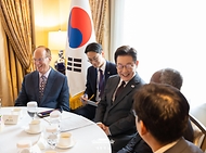 세계경제포럼 의장 접견 사진 3