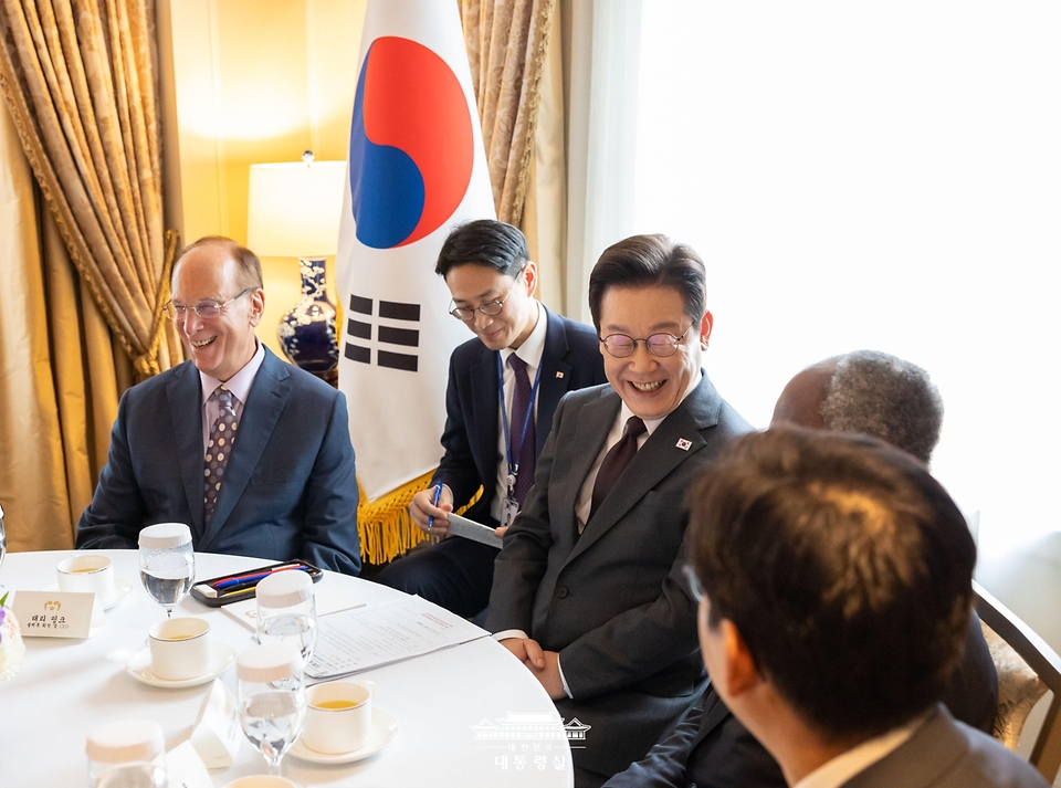 이재명 대통령이 22일(현지 시간) 미국 뉴욕의 한 호텔에서 세계경제포럼 의장인 래리 핑크 블랙록 회장을 접견하고 있다.