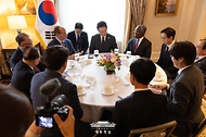 세계경제포럼 의장 접견 사진 7