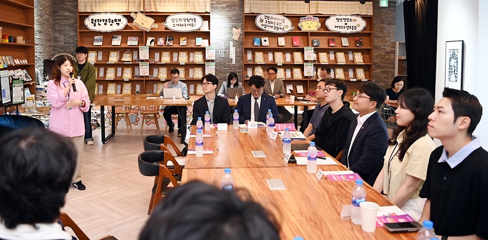 김광용 행정안전부 재난안전관리본부장이 청년주간(9.20.~26.)을 맞아 24일 오전 부산 청년작당소를 방문해 지역청년들의 의견을 청취하고 청년 참여문화 활성화 방안을 논의하고 있다.