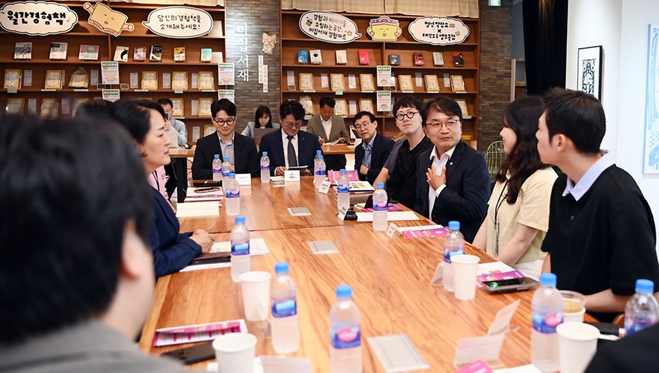 김광용 행정안전부 재난안전관리본부장이 청년주간(9.20.~26.)을 맞아 24일 오전 부산 청년작당소를 방문해 지역청년들의 의견을 청취하고 청년 참여문화 활성화 방안을 논의하고 있다.
