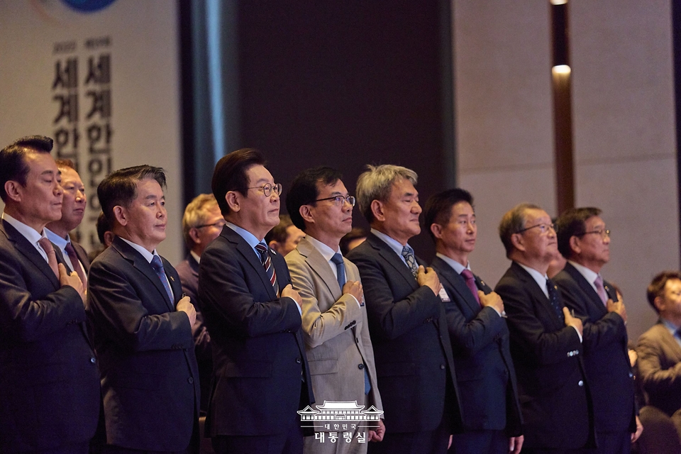 이재명 대통령이 2일 서울 광진구 그랜드워커힐서울 호텔에서 열린 제19회 세계 한인의 날 기념식에서 참석자들과 함께 국민의례를 하고 있다.