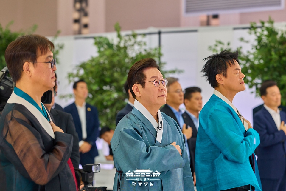 이재명 대통령이 1일 경기 고양시 킨텍스에서 열린 대중문화교류위원회 출범식에서 참석자들과 함께 국민의례를 하고 있다.