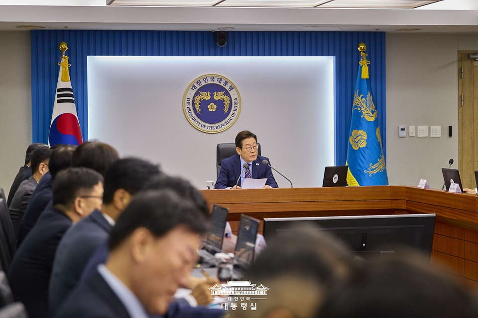 이재명 대통령이 2일 서울 용산 대통령실 청사에서 열린 수석·보좌관회의에서 발언하고 있다.