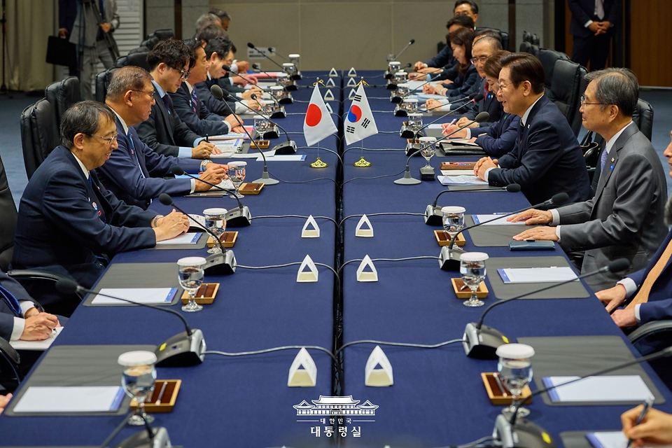 이재명 대통령과 이시바 시게루 일본 총리가 30일 부산 누리마루 APEC 하우스에서 한일 정상회담을 하고 있다.